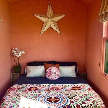 מלון Colkirk The Oaks Glamping - Magpie Half Shepherds Hut מראה חיצוני תמונה