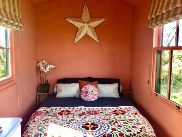 מלון Colkirk The Oaks Glamping - Magpie Half Shepherds Hut מראה חיצוני תמונה